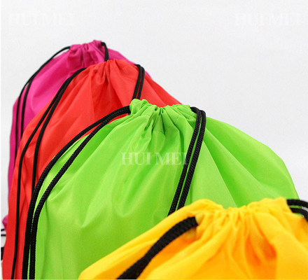 Bolsas não tecidas portáteis para transporte de logotipos com impressão personalizada em pó para compras Bolsa vermelha com cordão