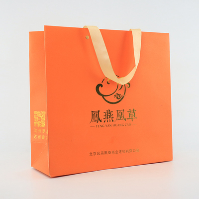 O presente de compra marcado lustroso Logo Paper Bags With Rope feito sob encomenda segura